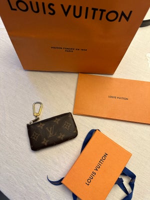 Pung, Louis Vuitton, Hej
Denne Louis Vuitton monogram pung (key pouch) sælges. Alt medfølges som ses
