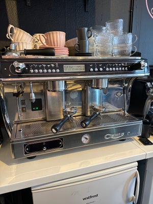 Espressomaskine, Astor a, Defekt, evt. bud på defekt: temperaturmåler.

Overtaget i café for en måne