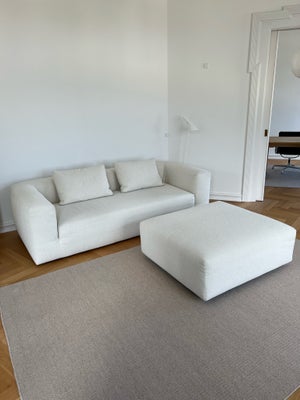 Sofa, 3 pers., Fremstår omtrent ubrugt. Kan afhentes i Århus. Nypris 11.000.
Sofa måler 295 cm.
Puf 