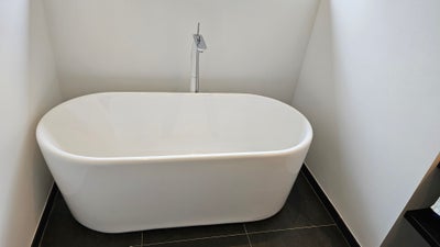 Badekar, Nyere badekar i meget fin stand. Måler
150 x 71 x 57 cm udvendigt. Bundventil og tilslutnin