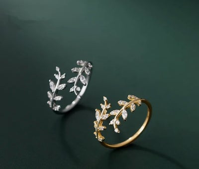 Ring, forgyldt, Fine justerbare ringe med sten sælges. De fåes som sølv og forgyldt. Prisen er pr. S