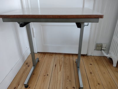 Skolepult, X, Retro skolebord med skinner til stol under bordet.