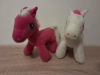 Bamser, My Little Pony, 2 søde My Little Pony bamser i pink og hvid.
Måler 26x26 cm.
Sælges samlet f