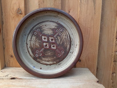 Keramik, skål/fad, Jørgen Mogensen, fra eget værksted, nr D26.
H 4,5 cm, dia 26 cm.
Perfekt stand.
7