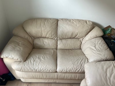 Sofa, læder, 2 pers., Sofa + stol  
Super fine sofa og stol i beige læder fra røgfri hjem. Der er sl