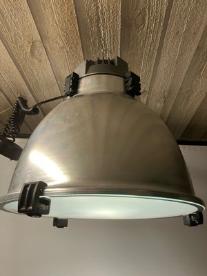 Pendel, Industrilampe, Stor fed fabrikslampe med et par autentiske buler. Med sort snoet ledning og 