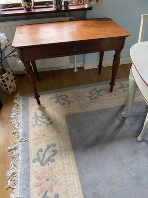 Skrivebord, dansk håndværk, b: 108 d: 60 h: 75, Smukt skrivebord af egetræ med skuffe. Alm. brugssli