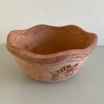 Urtepotteskjuler, Deroma, Flot urtepotte i terracotta mrk. Deroma.

Diameter 25 cm, højde: 12 cm.

I