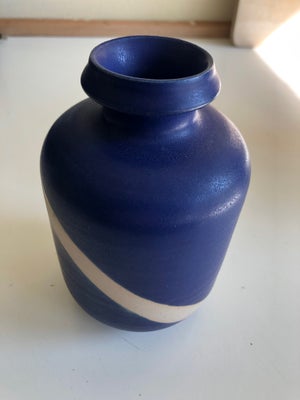 Keramik, Lille vase fra 1990’erne, Kingo Keramik, En fin vase i flot blå keramik med en lys organisk