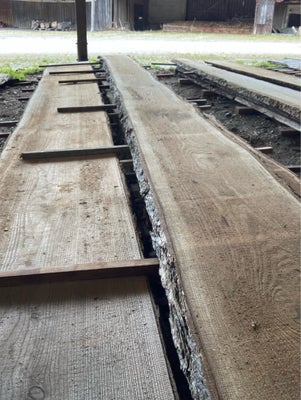 Planker, Lærketræsplanker 

Tørre planker i lærk på 520cm i længden, 3,5 cm tykke, og mellem 30 og 4