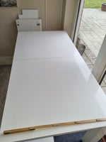 Hvidt bord med 2 tillægsplader.
180 langt og 90...