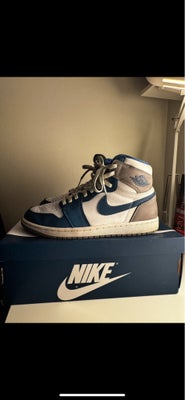 Sneakers, Nike, str. 44,  Hvid og blå,  God men brugt, Air Jordan 1 High True Blue 
str 44 
Den er i