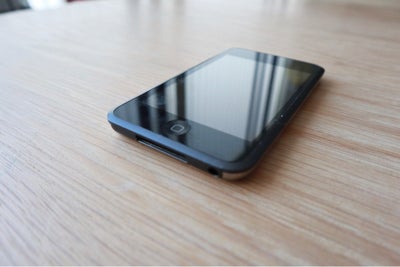 iPod, A1213, 7 GB, Rimelig, IPod Touch 7,6 GB , 1 Generation, Model A1213. Med sort silikone cover o