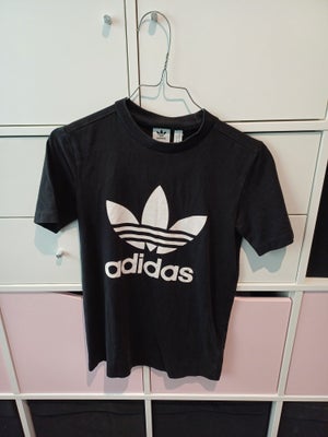 T-shirt, Adidas, str. 34, Sort, Bomuld og spandex, Næsten som ny, Super flot sort t-shirt med mærke 