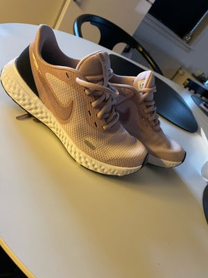 Sneakers, str. 37,5, Nike,  Næsten som ny, Måler 23,5 cm

Brugt få gange.

Sender ikke 

Skriv kun, 