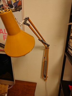 Arkitektlampe, Ældre patineret lampe, med lidt buler og skrammer, i den flotte retro gule. Kun vægbe