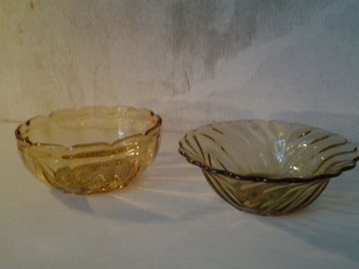 Glas, Skål, 2 små retro glasskåle i gult presset glas fra Fyns glasværk, H 5, dia 12 cm. Samlet 100 