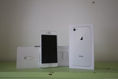 iPhone 8, 64 GB, hvid, Rimelig, Virker som den skal, men har brugstegn. 
Kan godt sendes. 