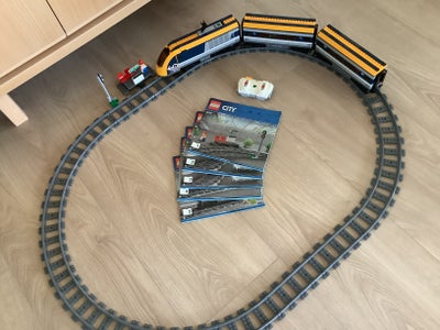 Lego Tog, Lego city 60197, Lego tog med byggevejledning og ekstra skinner. 
Toget kører via fjernbet