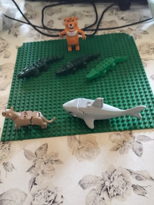 Lego blandet, Dyr # 2, 1) bjerg løve  60 kr
1) stor haj  (til Brickbeard's Bounty 6243) 4 stk pr stk