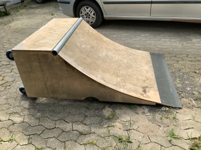 Skateboard, Keen Ramps, Fint 2ft/4ft quarter pipe. Byget efter Keen Ramps tegning. Brugt et par måne