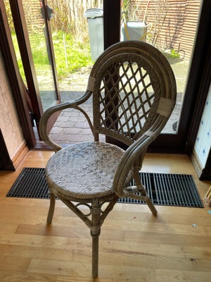 Havestole, 2 x fletstol. 2 x rød læder klapstol. 1 fletstol med blå hynde. Gives væk gratis