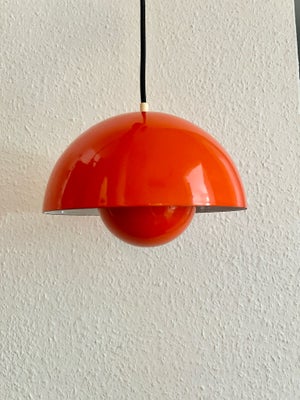 Verner Panton, Flowerpot , hængelampe, Flot vintage lampe.
Orangefarvet emalje.
Produceret hos Louis