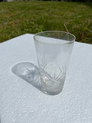 Glas, Vandglas  13 cm, 9 stk med gravering. 13 cm høje
Nogle har mindre skår i kanten

