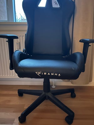 Kontorstol, Piranha, Sælger min gaming stol, da jeg ikke får den brugt.

Den har næsten ikke været b