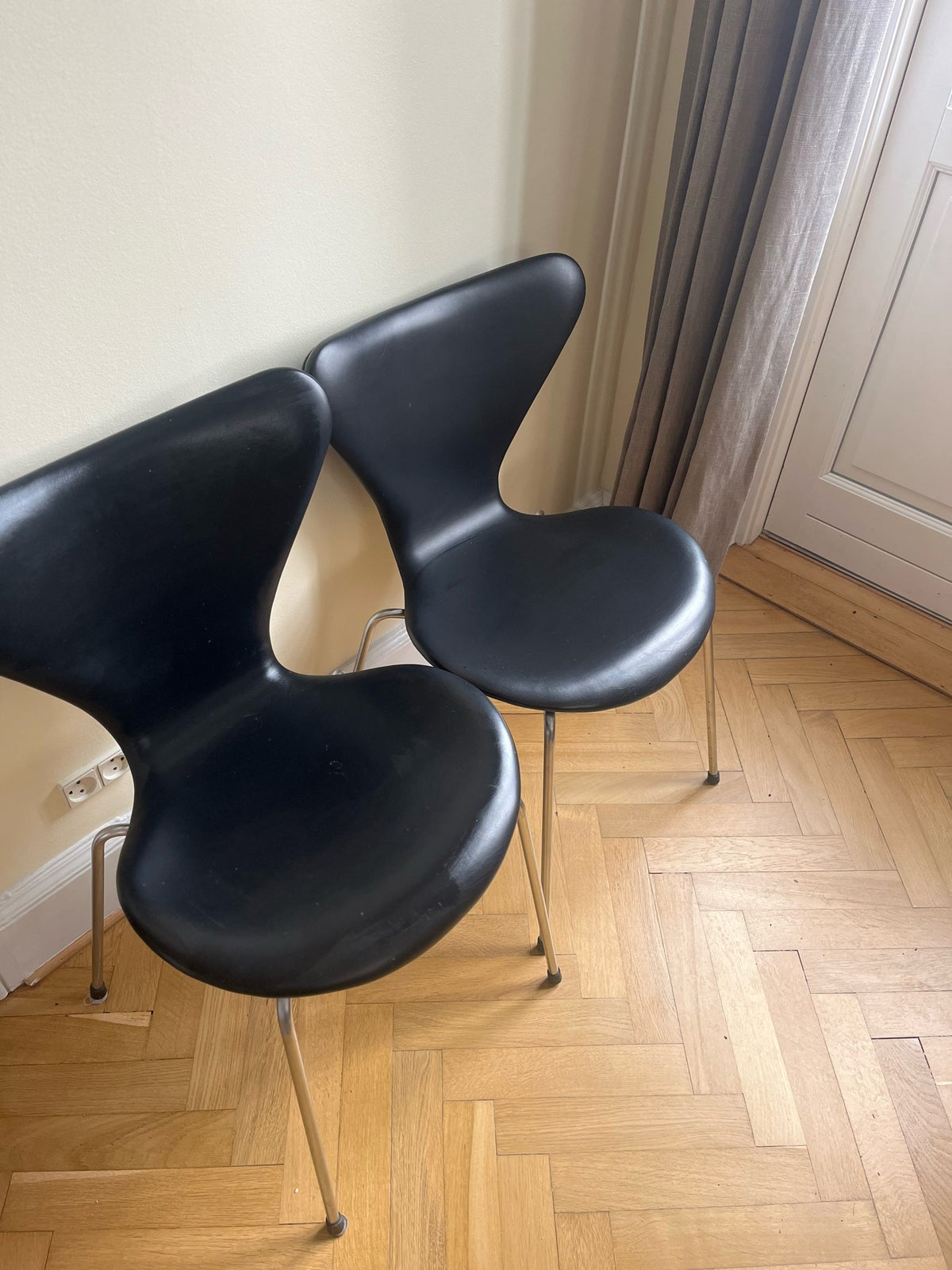 Arne Jacobsen, stol, Syveren med og uden armlæn