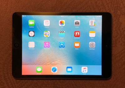 iPad mini, 32 GB, sort, God, model MD529B/A.
Handy lille iPad, som fungerer fint.
Kommer med sort ap