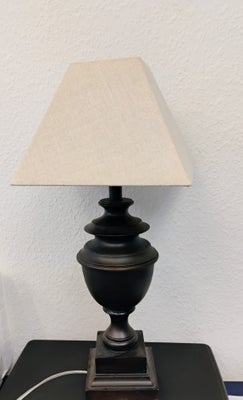 Anden bordlampe, NN, Bordlampe i drejet træ med skærm sælges. Charmerende. 45 cm høj. Se foto