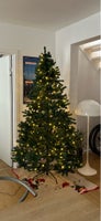 Kunstigt juletræ med lyskæde