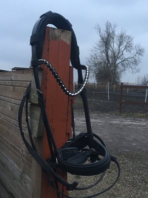 Hovedtøj, Bidløs trense
Sidepull, og str pony
Pandebånd med følger, men ikke nakkepuden som ses på b