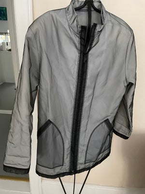 Frakke, str. 38, H&M,  Grå/sort,  Polyester,  Ubrugt, Let jakke i sort/grå og hvid . God til at have