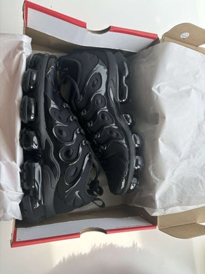 Sneakers, str. 44, Nike Vapormax plus,  Sort,  Ubrugt, Helt nye 

Der er Kvittering 

Sender gerne 
