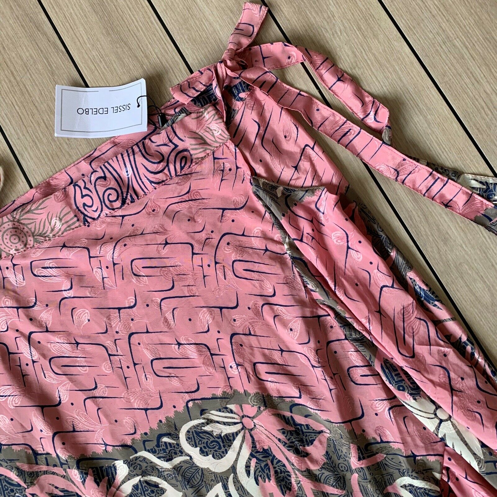 opadgående Trickle hvad som helst Sissel Edelbo slå-om wrap nederdel , str. 38, Sissel Edelbo nederdel Senses midi wrap skirt – dba.dk – Køb og Salg af Nyt og Brugt opadgående Trickle hvad som helst Sissel Edelbo slå-om wrap nederdel , str. 38, Sissel Edelbo nederdel Senses midi wrap skirt – dba.dk – Køb og Salg af Nyt og Brugt