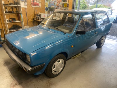 VW Polo, 1,0 stc., Benzin, 1982, km 136000, lysblå, træk, nysynet, 3-dørs, Pæn 2-ejers bil, komplet 