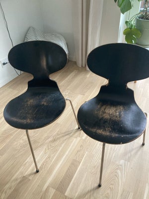 Arne Jacobsen, Myren 3 ben, Stol, Originale og derfor godt slidte og patina på den fede måde
2 stk 1