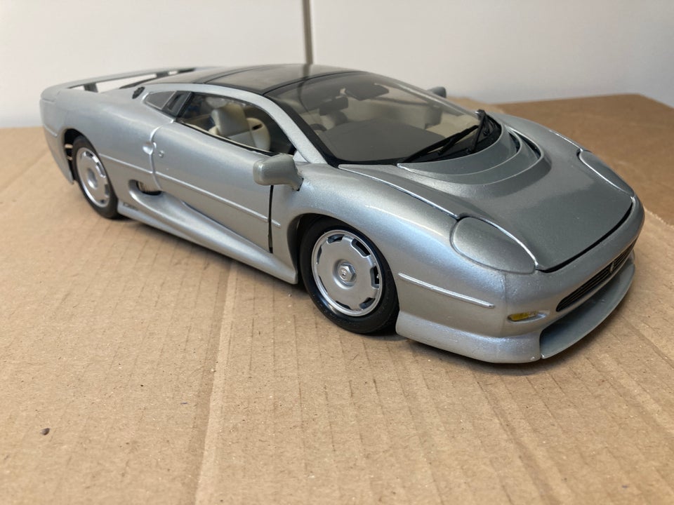 Modelbil, Jaguar XJ220 1/18, skala 1:18