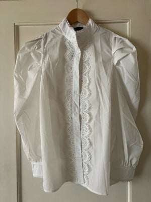 Skjorte, Smuk skjorte, str. 36, Skjorte med pufærmer i hvid str 36
Fremstår som ny.

Kan afhentes 24