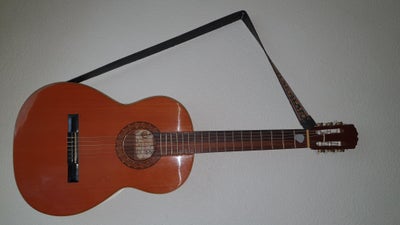 Klassisk, andet mærke Prudencio jaez, Virkelig velspillende guitar.
Har en lille ridse (se billede) 