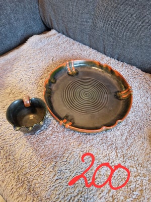 Keramik, Dissing, Flot fad med tilhørende lille kop sælges 
Lavet af dissing keramik 

Kom gerne med