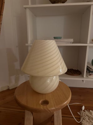 Anden bordlampe, Murano, Mushroom bord lampe  
H. 27 cm 
Købt hos Millefiori Østerbro 