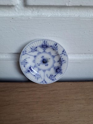 Porcelæn, Musselmalet riflet, Rund asiet 7 cm. #1/7, Royal Copenhagen, 2. sort.
Diameter 7 cm.

Har 