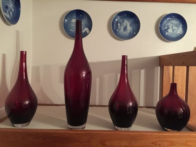 Glas, vaser, Fire røde glasvaser.
Kun konktakt pr telefon.