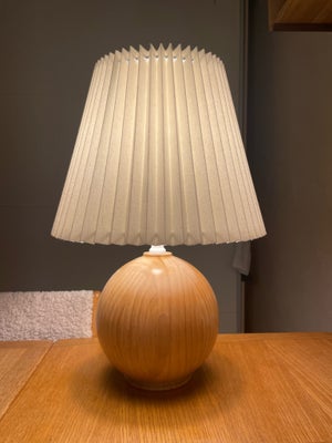 Anden bordlampe, Velholdt bordlampe i træ. Skærm tilkøbt i hør. Meget fin lampe. Samlet Højde 45