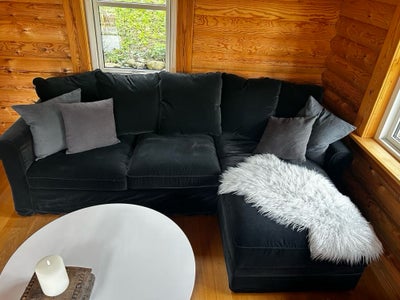 Sofa, velour, 3 pers. , IKEA, Sort sofa, knap 1 år gammel. 
Sort, med chaiselong. 
Nypris 8.000. 
Ri
