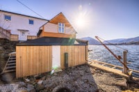 Bådhus i norsk laksefjord