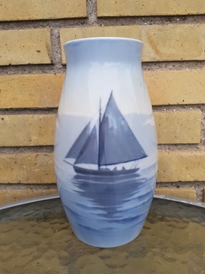 Vase, Sejlskib som motiv, Bing & Grøndahl, Vasen er 22cm høj . Flot og fejlfri .